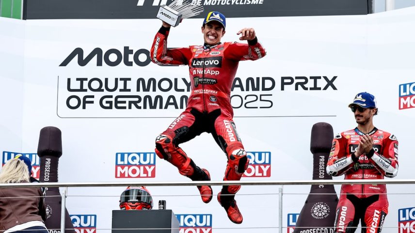 Marc Márquez celebra com seu já habitual salto o triunfo no GP da Alemanha. (Foto: FILIP SINGER/EFE)