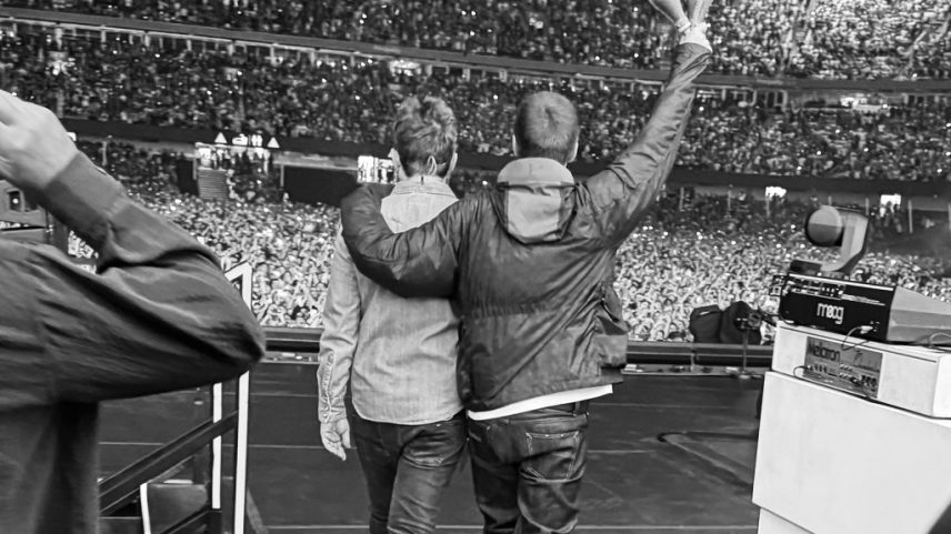 Oasis compartilhou uma gravação ao vivo de 'Slide Away' de seu show de retorno em Cardiff, País de Gales, no dia 4 de julho. (Foto: Reprodução)