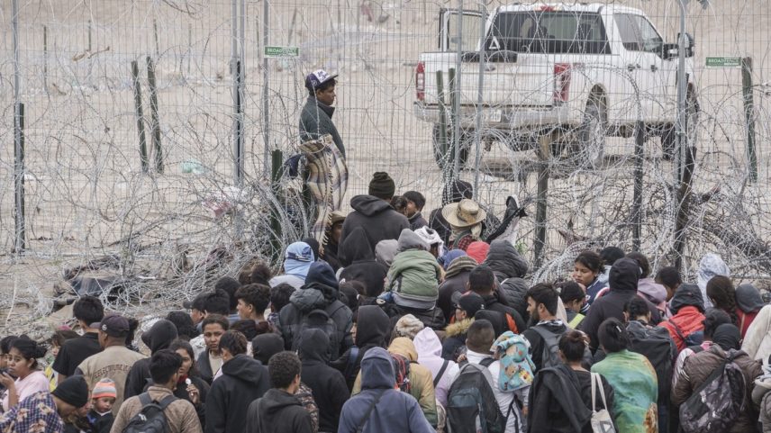 Imigrantes na fronteira dos EUA com o México (Foto: Paul Ratje/NYT/20-03-2024)