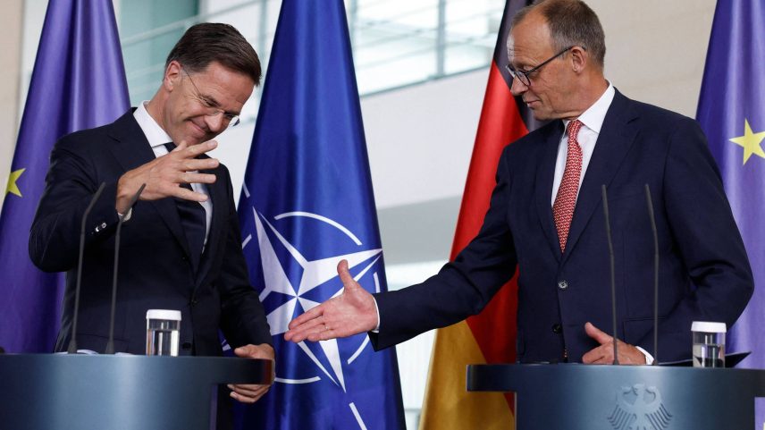 Mark Rutte, secretário-geral da Otan, e Friedrich Merz, primeiro-ministro da Alemanha, cumprimentam-se na sede do governo alemão, em Berlim (Foto: Odd Andersen/AFP)