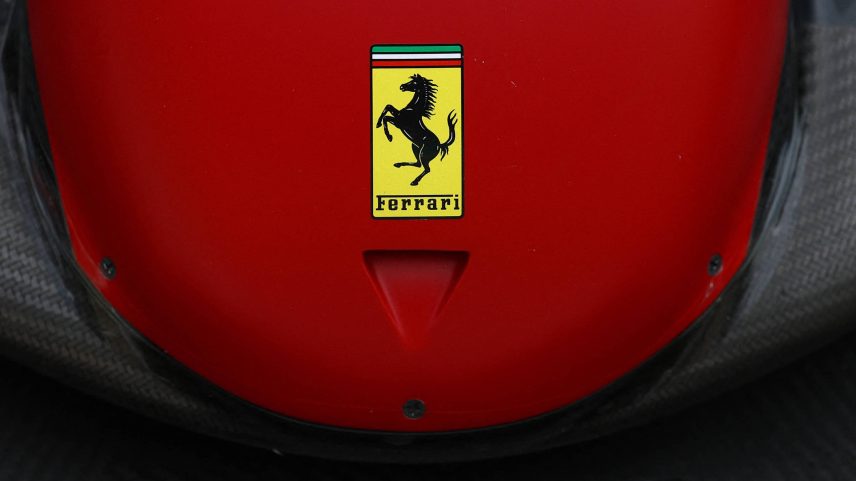 Logo da Ferrari em carro que disputou o GP da Inglaterra da Fórmula 1 (Foto: Andrew Boyers - 3.jul.25/REUTERS)