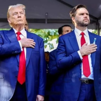 Homens americanos adotam ternos azuis brilhantes em eventos públicos