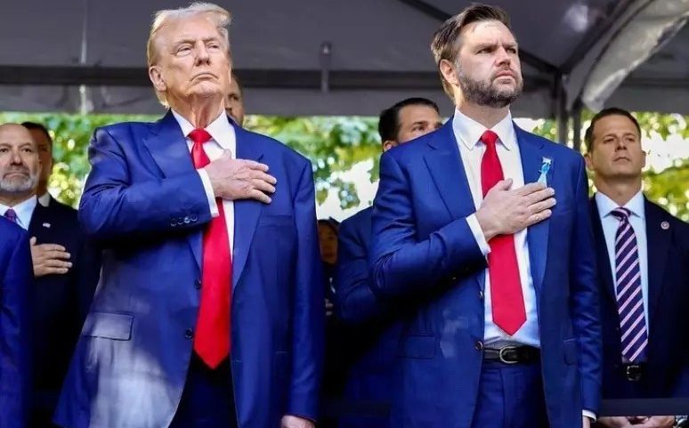 Donald Trump e membros da Casa Branca: vestidos como a bandeira americana (Foto: Reprodução)