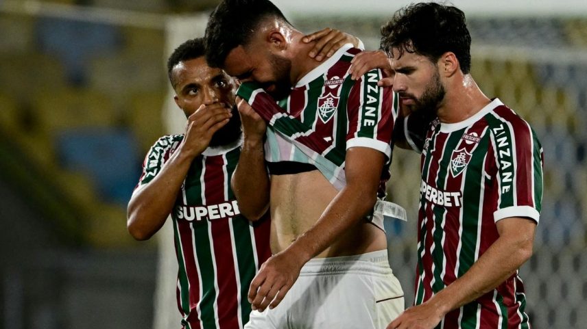 Ignácio deixa o campo chorando após se machucar em Fluminense x Palmeiras (Foto: Pablo PORCIUNCULA / AFP)