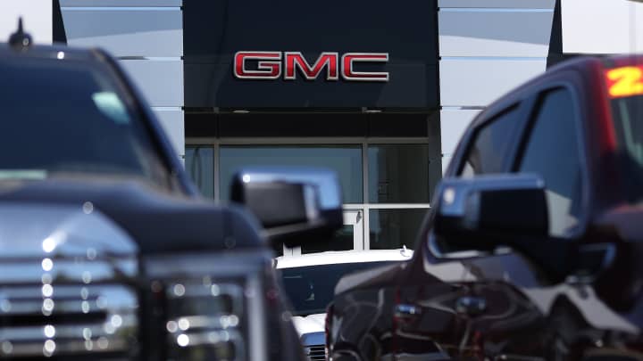Novos caminhões GMC são exibidos no lote de vendas da Hanlees Hilltop GMC em Richmond, Califórnia, em 2 de julho de 2024. (Foto: Justin Sullivan | Getty Images)