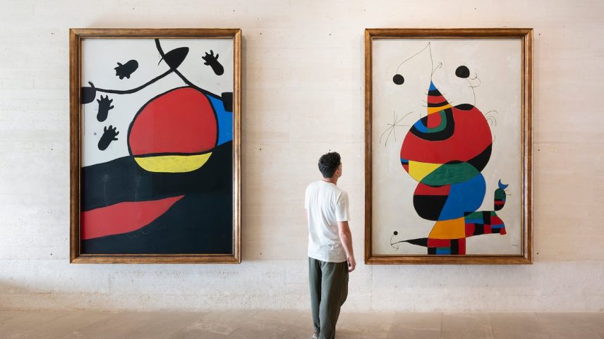 Um visitante da mostra 'A centelha mágica', na Fundação Miró de Palma, dentro do programa expositivo 'Paisagem Miró'. (Foto: ROBERTO RUIZ - Fundação Miró Mallorca)