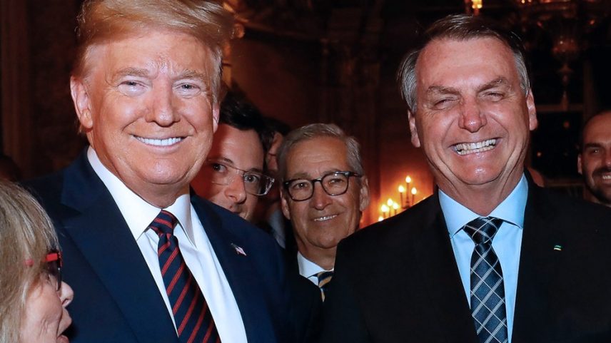 Foto de março de 2020 mostra Donald Trump (à esquerda) e Jair Bolsonaro (à direita). (Foto: Alan Santos/Presidência via AFP)