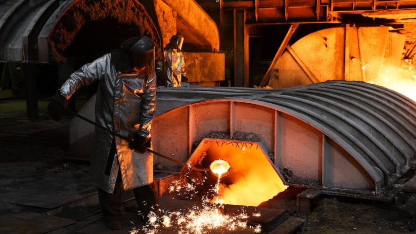 Um operário trabalhava em um forno de uma fábrica siderúrgica de Magnitogorsk, na Rússia, no dia 10 de junho. (Foto: Donat Sorokin / Zuma Press / ContactoPhoto)