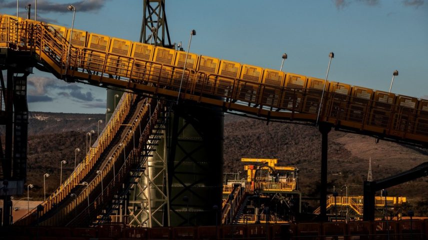 Minério de lítio viaja em correias transportadoras na refinaria Sigma Lithium Xuxa, perto de Itinga, Minas Gerais, Brasil (Foto: Dado Galdieri/Bloomberg)