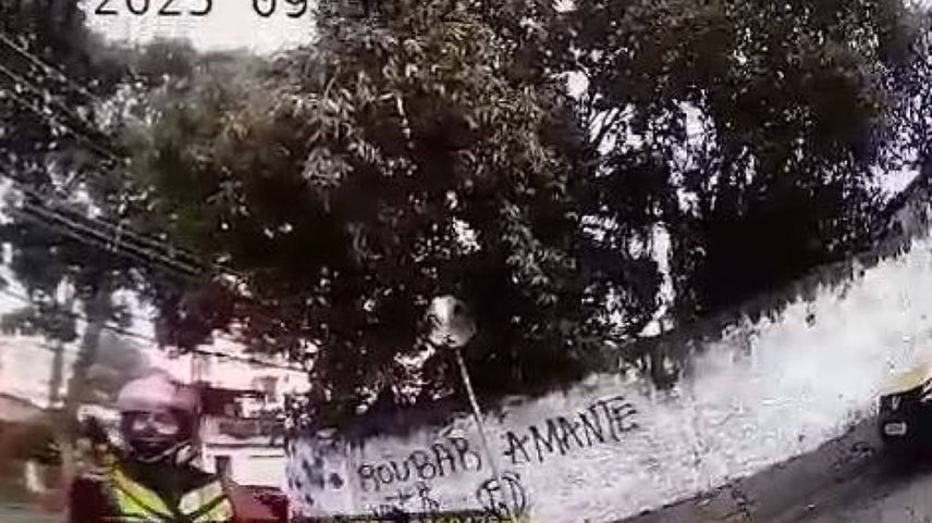 Imagem da câmera corporal mostra momento em que motociclista aponta arma para agente da CET (Foto: Reprodução/Câmera corporal)