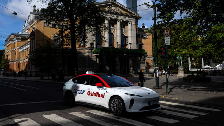 Veículo elétrico NIO ET5 da Oslo Taxi, da Nio Inc, um fabricante chinês de carros elétricos, passa pela capital norueguesa Oslo, em 27 de setembro de 2024. (Foto: Jonathan Nackstrand | Afp | Getty Images)