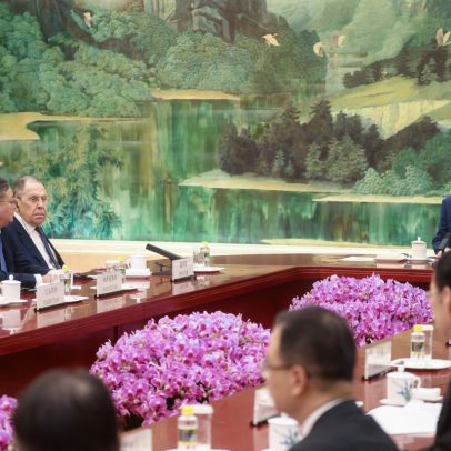 China classifica como 'coerção' tarifas de Trump e reafirma apoio a Putin