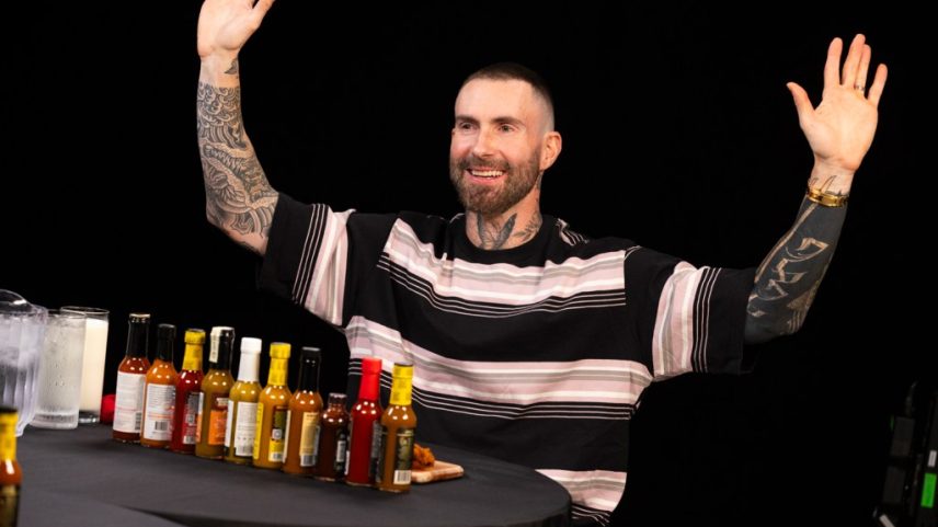 Adam Levine lembrou no Hot Ones como Blake Shelton pregou uma peça nele e em sua esposa Behati Prinsloo quando o vocalista do Maroon 5 e a modelo estavam começando a namorar. (Foto: Reprodução)
