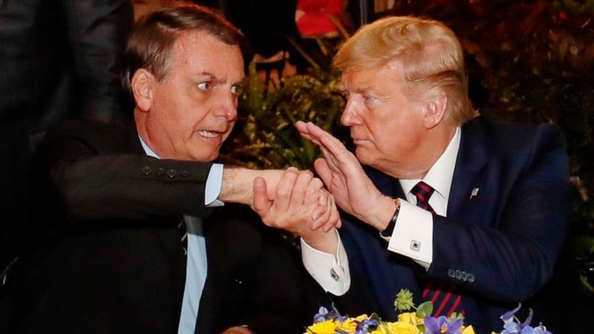Jair Bolsonaro e Donald Trump, à época presidentes do Brasil e dos EUA, durante jantar no resort de Mar-a-Lago (Foto: Alan Santos)