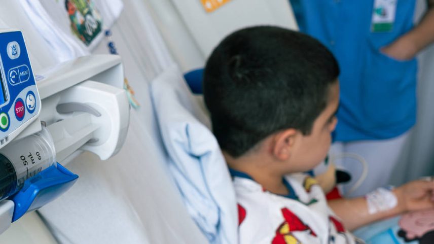 Paciente com distrofia muscular de Duchenne que recebeu terapia gênica com Elevidys na rede pública de saúde (Foto: Matheus Brasil - 21.fev.25/Ministério da Saúde)