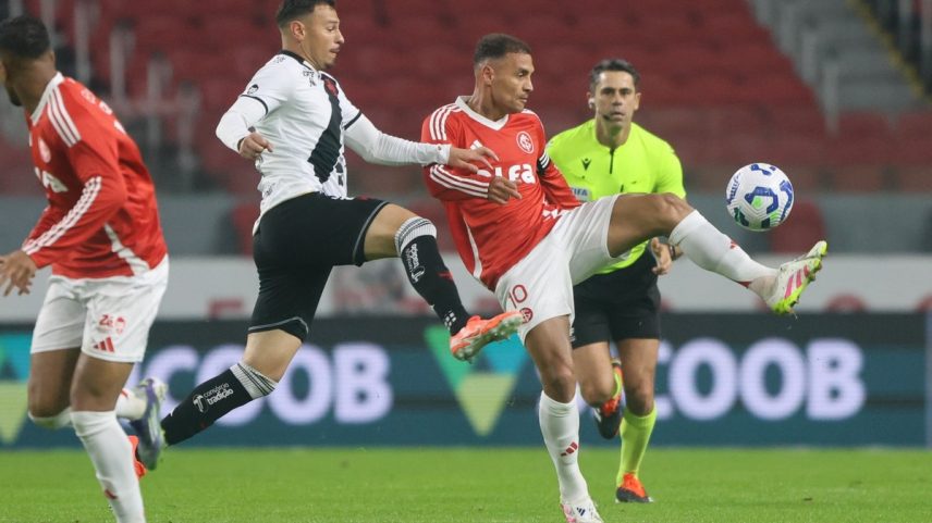 Flavio Rodrigues de Souza foi criticado pelo Vasco por conta da expulsão de Léo Jardim por cera (Foto: Ricardo Duarte / Internacional)