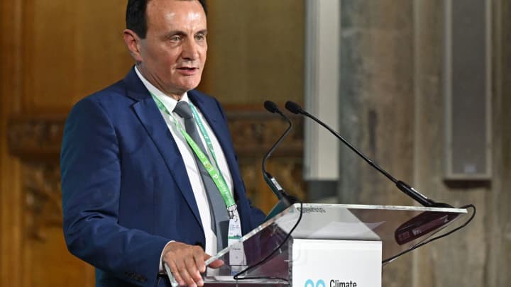 Pascal Soriot, CEO da AstraZeneca, fotografado em Londres em 28 de junho de 2023, supostamente deseja transferir a listagem das ações da empresa de Londres para os Estados Unidos. (Foto: Justin Tallis | Afp | Getty Images)