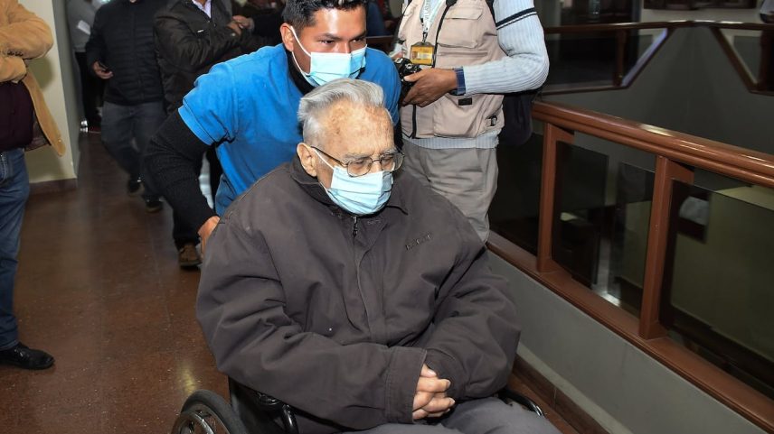 O exprovincial jesuita Ramón Alaix sai este miércoles de los juzgados de Cochabamba tras declarar, junto con el ex alto cargo de la Compañía Ramón Alix, por encubrir un caso de pederastia. (Foto: Jorge Abrego/EFE)