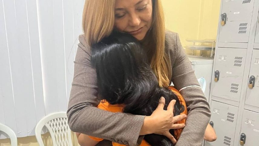 A promotora Silvana Cavalcanti abraça indígena que denunciou violência em prisão (Foto: MP/Amazonas)