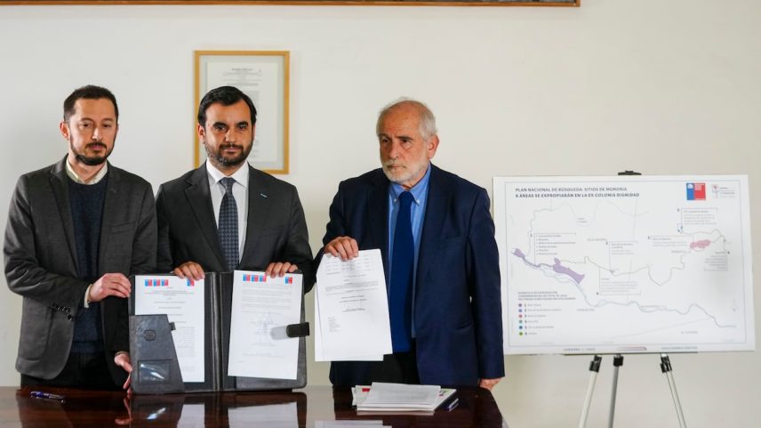 Os ministros desde a esquerda: Francisco Figueroa, Jaime Gajardo e Carlos Montes, sustentam um decreto para transformar a Colônia Dignidade em um centro de memória, no dia 7 de julho em Santiago. (Foto: Esteban Felix/AP)