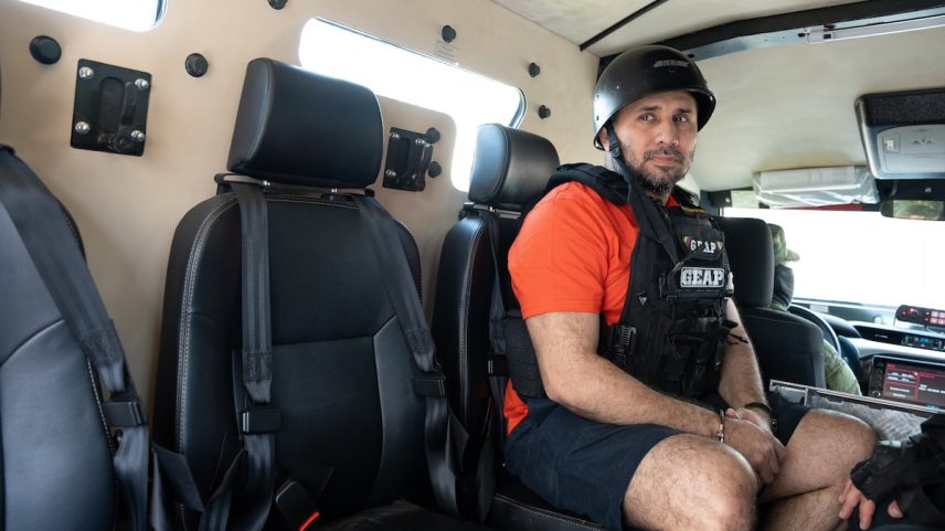 O narcotraficante José Adolfo 'Fito' Macías é trasladado da prisão La Roca para a Base Aérea Simón Bolívar em Guayaquil, no dia 21 de julho. (Foto: Mauricio Torres / EFE)
