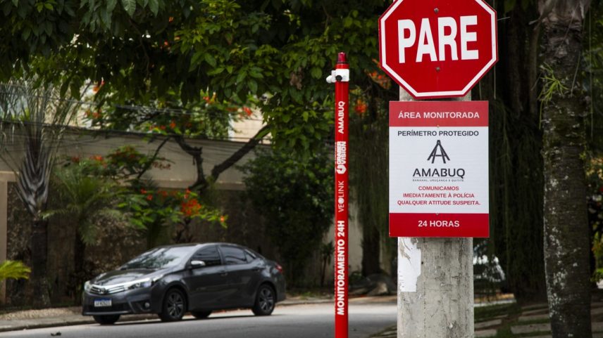 Associações de moradores de região entre o Anil e a Freguesia se juntam, fundam Amabuq e instalam sistema de monitoramento próprio; presidente relata queda de crimes — Foto: Guito Moreto / Agência O Globo
