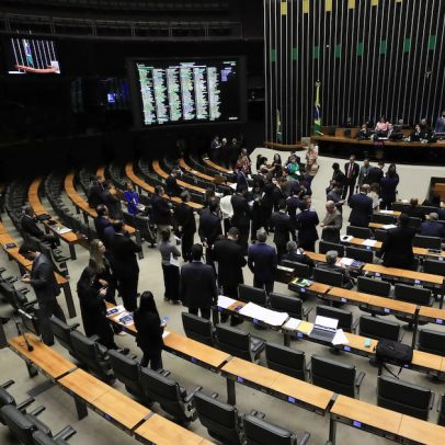 Deputados mantêm jornada 6x1 e aprovam aumento da isenção do IR