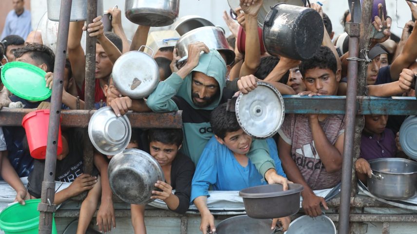 Palestinos à espera de receber alimentos de uma ONG em Cidade de Gaza, no dia 14 de julho. (Foto: ZUMA via Europa Press)