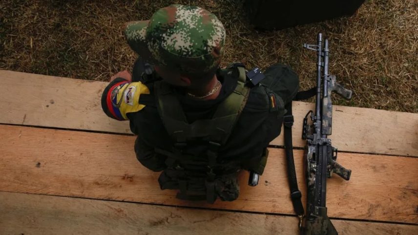 Guerrilheiro das Forças Armadas Revolucionárias (FARC) da Colômbia, em Caquetá. (Foto: Ernesto Guzmán/EFE)