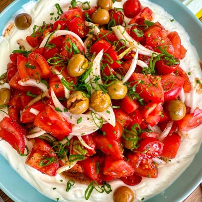 Receita de ensalada cremosa de tomates com iogurte colado surpreende paladares
