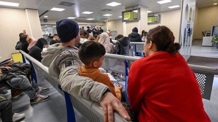 Família em unidade da Agência para Integração, Migrações e Asilo (AIMA) (Foto: BBC News/Getty Images)