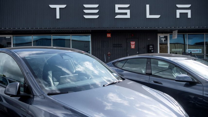 Veículos da Tesla estacionados do lado de fora de um centro de serviços em Austin, no Texas - 21/06/2025 (Foto: REUTERS/Joel Angel Juarez)