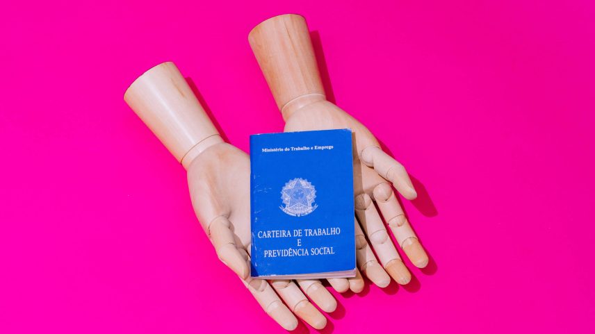 Trabalhadores com carteira assinada têm direito ao FGTS; desde 2017, a Caixa, que é gestora do fundo, distribui parte dos resultados (Foto: Gabriel Cabral/Folhapress)