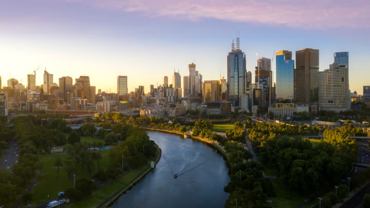 O horizonte da cidade à noite em Victoria, Austrália. (Foto: Prasit Photo | Moment | Getty Images)