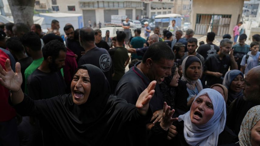 Amigos e parentes choram a morte do menino palestino Qais Adwan, de 11 anos, morto em um ataque aéreo israelense a uma escola em Gaza que estava sendo usada como abrigo (Foto: Abdel Kareem Hana/AP)