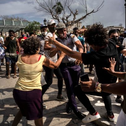 Cuba aplica punições severas a manifestantes com tortura e isolamento extremo