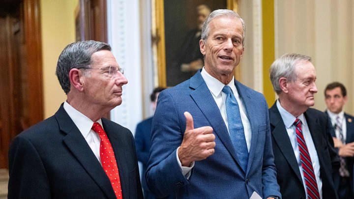 Líder da maioria no Senado, John Thune, R-S. Dak., flanqueado pelo senador John Barrasso, R-Wyo., e pelo senador Mike Crapo, R-Idaho, fala com repórteres após o Senado aprovar o pacote de reconciliação "grande e bonito" do presidente Trump na terça-feira, 1º de julho de 2025. (Foto: Bill Clark | Cq-roll Call, Inc. | Getty Images)