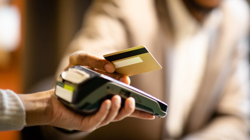 Criminosos usam maquininhas adulteradas, trocam cartões sem que a vítima perceba e fazem compras de até R$ 17 mil com os dados roubados. (Foto: rostock-studio/AdobeStock/Reprodução)