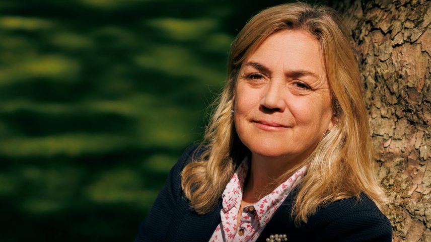 A bióloga Kathy Willis, retratada no parque St. James de Londres. (Foto: Manuel Vázquez)