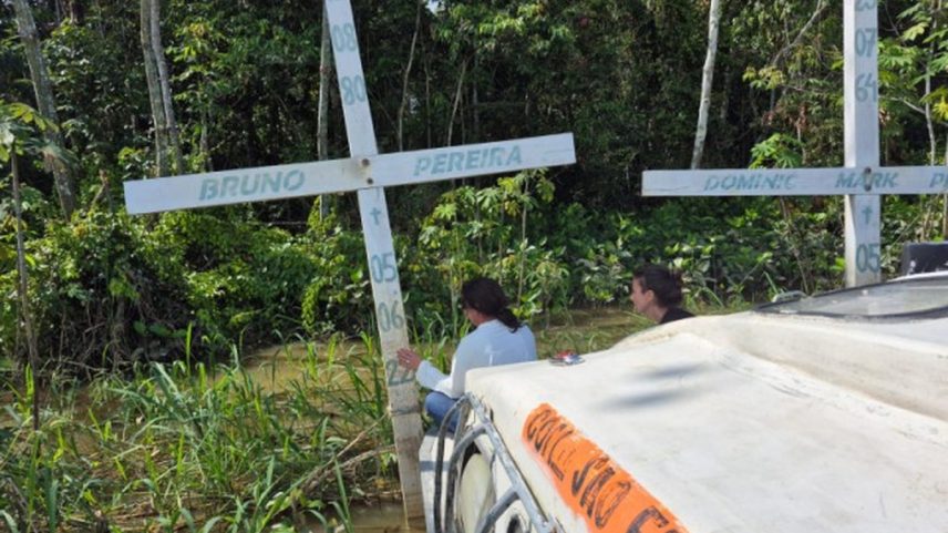 Cruzes no lugar do assassinato de Bruno Pereira e Dom Phillips, no Vale do Javari (Foto: Daniel Biasetto/Agência O Globo/05/06/2025)