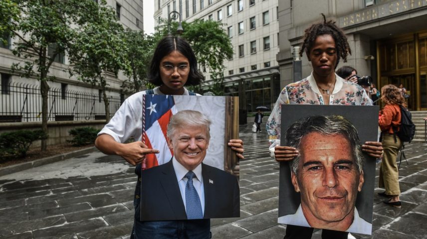 Trump quer enterrar de vez o caso Epstein, de quem foi amigo até o distante ano de 2003, mas a realidade não deixa (Foto: Stephanie Keith/Getty Images)