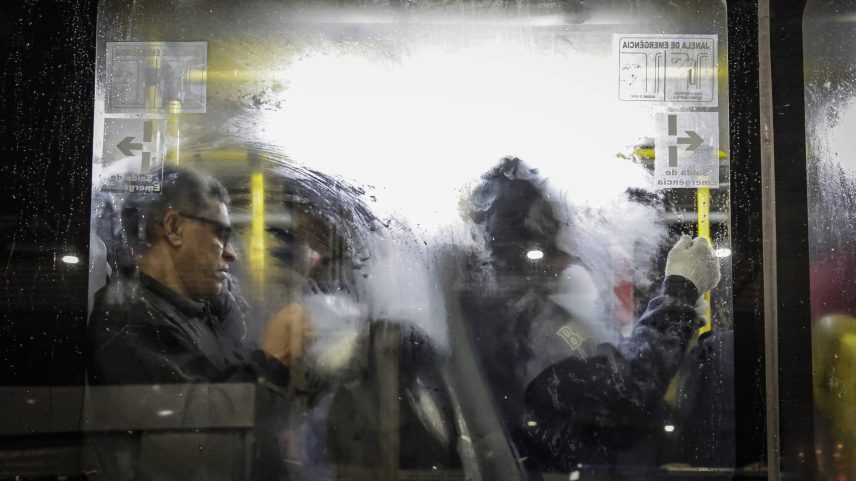 Movimentação no terminal de ônibus em São Paulo, onde a média da temperatura mínima em julho é de 12,7°C (Foto: Bruno Santos - 25.jun.2025/Folhapress)