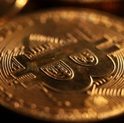 Bitcoin pode recuar junto com ações nos próximos dias, alerta Piper Sandler