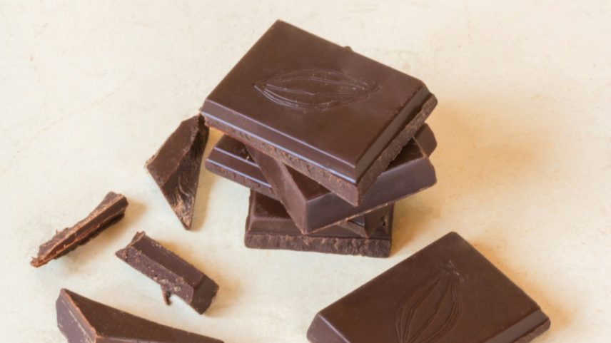 Este tipo de chocolate é uma excelente fonte de magnésio, ferro, zinco, fibras e antioxidantes (Foto: Unsplash)