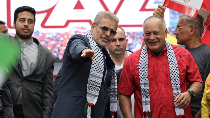 O ministro do Interior da Venezuela, Diosdado Cabello, à direita, com o embaixador iraniano. (Foto: Jesus Vargas/AP)