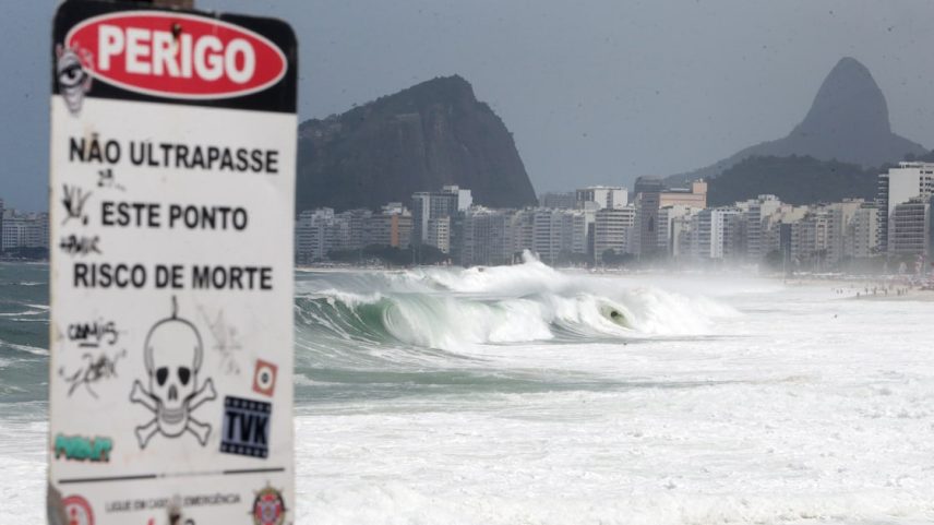 Ressacas, elevação do nível do mar e erosão costeira estão entre os prejuízos das mudanças climáticas (Foto: Pedro Kirilos/Estadão)