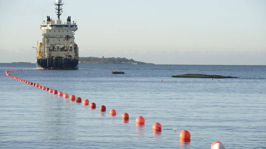 Cabos de telecomunicações submarinos C-Lion1 são colocados no fundo do Mar Báltico, em 12 de outubro de 2015 (Foto: Heikki Saukkomaa / LEHTIKUVA / AFP)