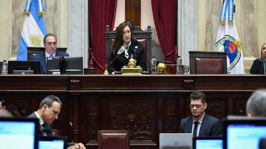 A vice-presidente da Argentina, Victoria Villarruel, durante sessão do Senado que aprovou o aumento nas aposentadorias e pensões (Foto: Sofia Areco/Senado da Argentina via AFP)