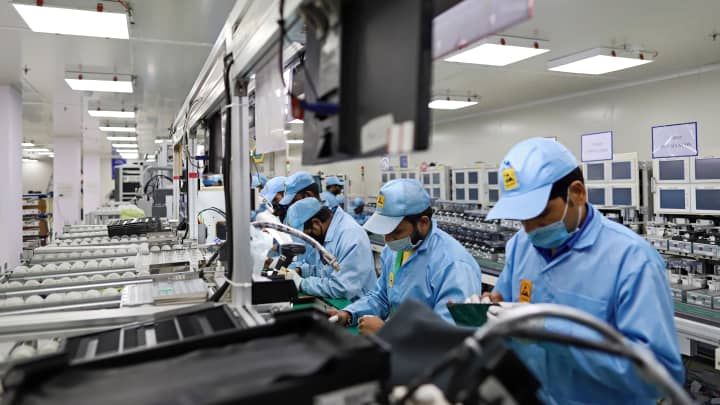 Trabalhadores montam smartphones na fábrica da Dixon Technologies, Padget Electronics Pvt, em Uttar Pradesh, Índia, em 28 de janeiro de 2021. (Foto: Bloomberg | Bloomberg | Getty Images)