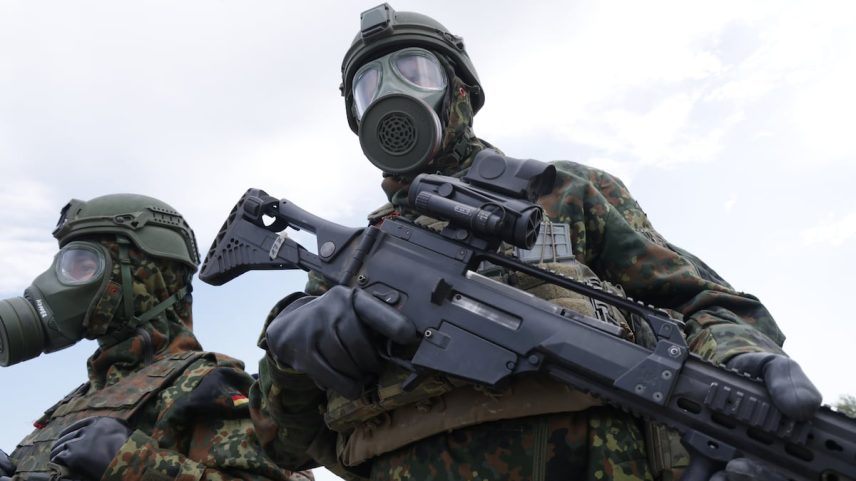 Soldados alemães em um exercício militar na Lituânia, em maio de 2024. (Foto: Sean Gallup/Getty Images)